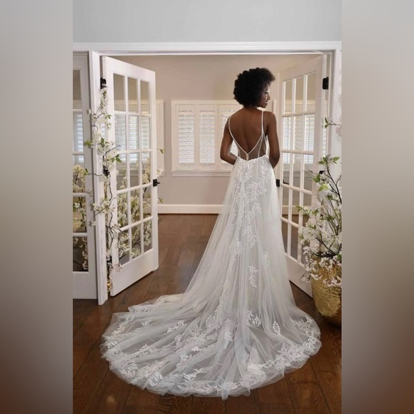 NEW Essence of Australia Lace V-Neckline with Sheer Bodice Wedding Gown D3324 - Picture 5 of 9